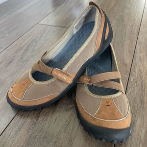 Privo by Clarks Brown Mesh & Leather Mary Jane style Flat sports shoes size 9.5M